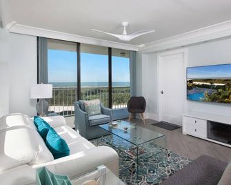 Savor the Sunset views from this lovely beachfront cond - Marco Island - Living room
