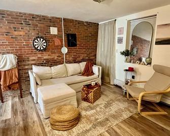 Gorgeous condo in Eastie -15 minutes from Downtown - Boston
