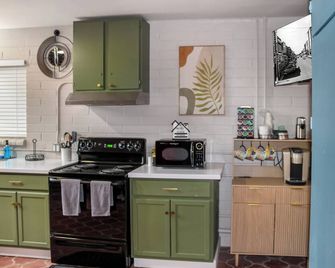 Quiet Loft w WiFi, Backyard & Parking - Douglas - Cocina
