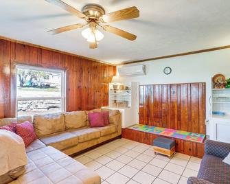 Arkansas Cabin w/ Deck 1 Mi to Norfork Lake - Henderson - Living room