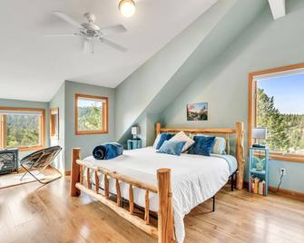 Peaceful Mtn Retreat~fire pit~Ev charger~cornhole~foosball~wood stove free wood - Nederland - Habitación