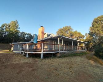 Deer Meadow Ranch in Midpines, close to Yosemite - Midpines - Building