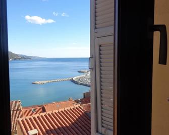 La Mandarine Bleue: (The Blue Mandarin): Terrasse With A Panoramic View On Sea - Menton - Widok na zewnątrz
