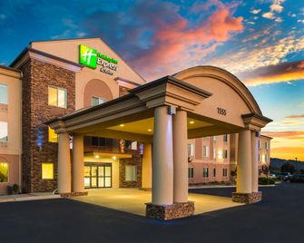 Holiday Inn Express & Suites Cedar City By IHG - Cedar City - Building