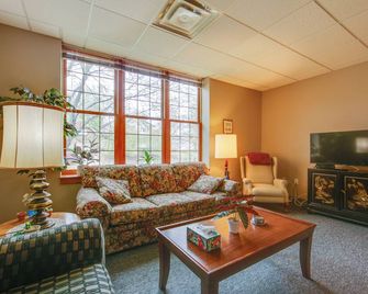New Kensington Vacation Rental with Shared Amenities - New Kensington - Living room