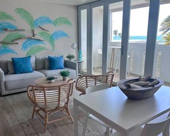 Kasa Brisa Marina - 1 Bed 1 Bath For 2 Ocean View Balcony Beachfront Condo Pool - San Juan - Oturma odası