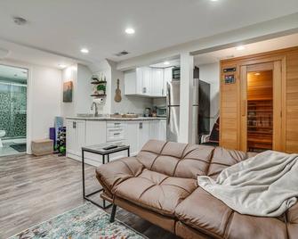 Chic Minneapolis Apt - 6 Blocks to Lake Nokomis! - Minneapolis - Sala