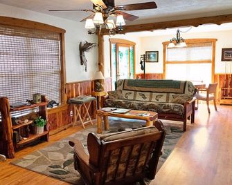 Nature Retreat Near White River - Calico Rock - Living room