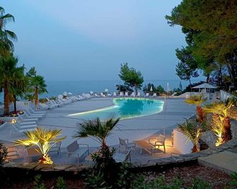 Apulia Hotel Baia dei Faraglioni Resort - Mattinata - Басейн