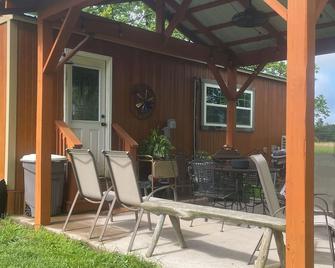 Brand new tiny cabin located on farm. Near rivers, trailsheads & national forest - West Plains - Patio