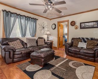 Lakefront Home w/ 2 Bedrooms Deck, Dock & Boats - East Dubuque - Sala de estar