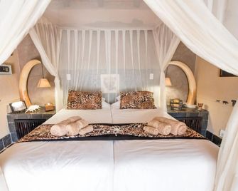 African Rock Lodge - הודספרוט - חדר שינה