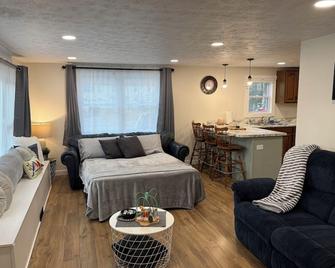 2-bedroom house in Warsaw, Indiana close to Winona Lake - Warsaw - Sala de estar