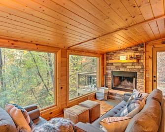 Charming Blue Ridge Cabin with Deck and Grill! - Blue Ridge - Living room