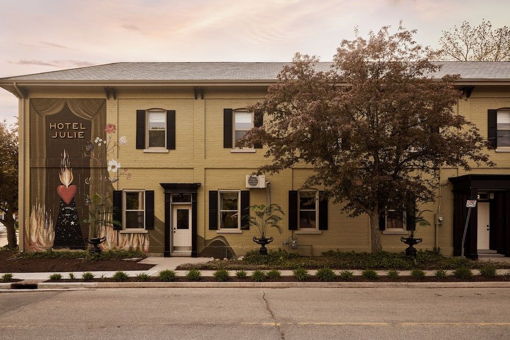Designed for a group of friends, sisters, family or even two couples. - Stratford - Edificio