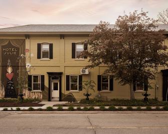 Designed for a group of friends, sisters, family or even two couples. - Stratford - Building