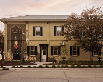 Designed for a group of friends, sisters, family or even two couples. - Stratford - Edificio
