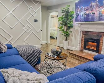 Pleasant 2bdrm/2ba mins to Downtown - Greensboro - Living room