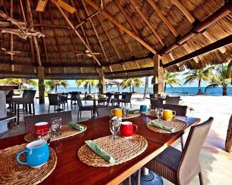 Well-Appointed Room w/ Private Balcony & Beautiful Ocean Views - Hopkins - Restaurante