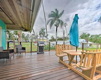 Everglades Getaway w/ Deck & Water Views! - Everglades - Patio