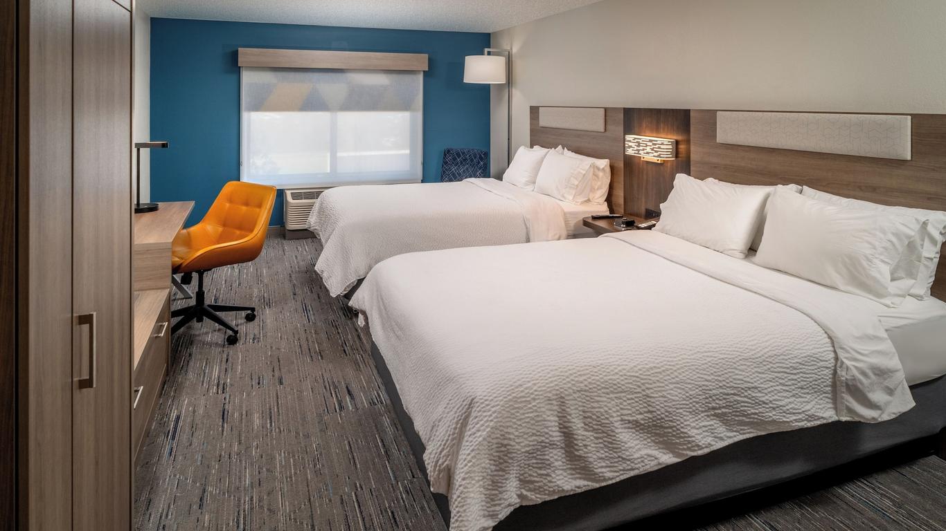 Holiday Inn Express & Suites Fairmont