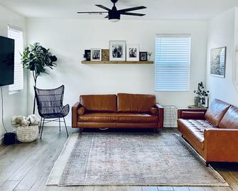 Coastal contemporary modern home 5mins from Schnepf farms - San Tan Valley - Living room