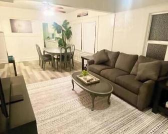 Marysville 3 bedroom 4 beds 2 bath home-Oldest Little City Right in Town - Marysville - Вітальня