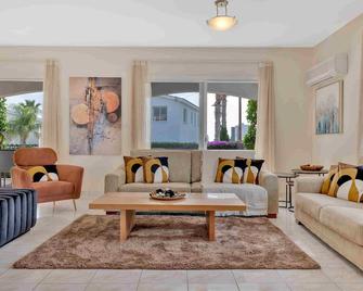 Phaedrus Living: Coral Bay Luxury Villa - Peyia - Salon