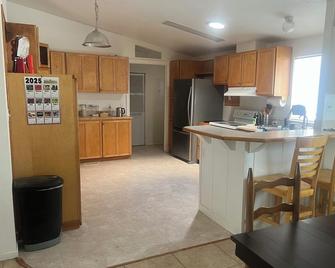 Charming house in serene Hereford with gorgeous mountain views. - Hereford - Kitchen