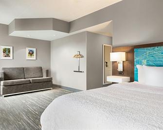 Hampton Inn by Hilton London - London - Bedroom