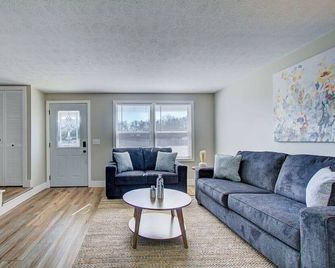 Cozy 2BR | Central North Canton w/ Garage - North Canton - Living room