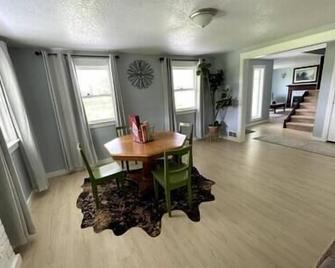 6BR Farmhouse Retreat: Country, Family, and Fun - Sumner - Dining room