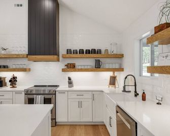 Urban Rustic Lakeside Retreat with Dock, Sleeps 20 - Gallatin - Küche