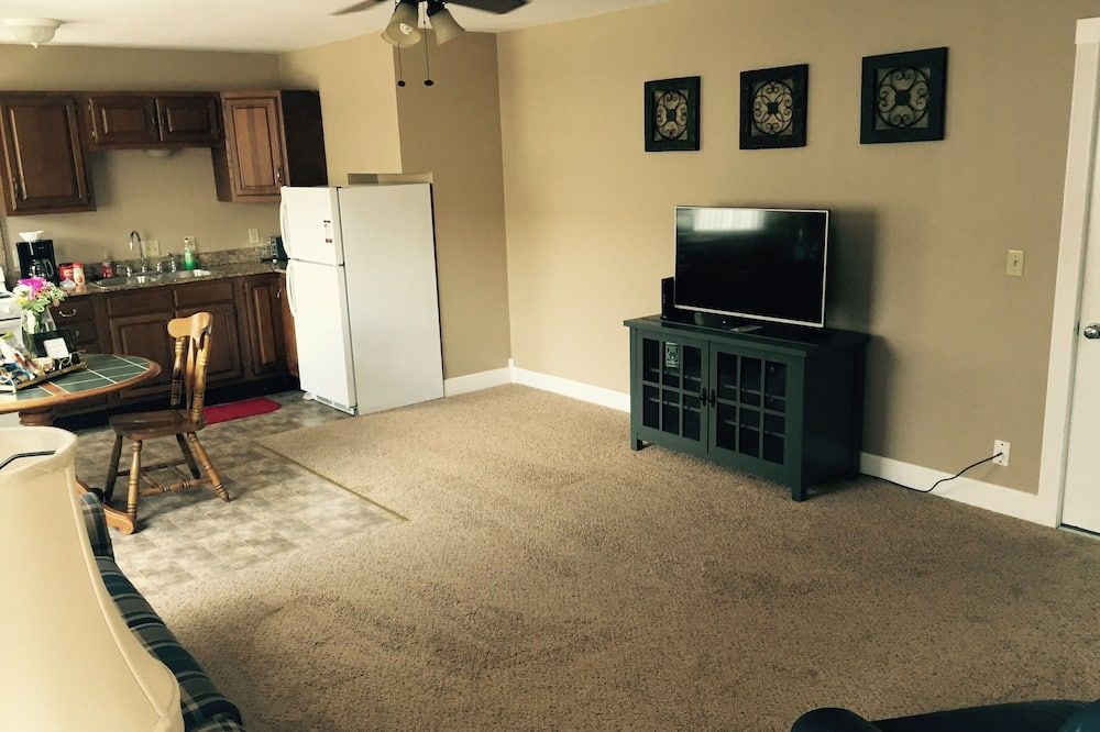 Experience The Lofts – Amazing View, Modern Comforts, Historical Charm - Iola - Living room