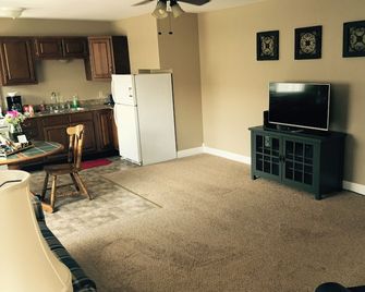 Experience The Lofts – Amazing View, Modern Comforts, Historical Charm - Iola - Living room