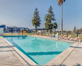 Motel 6 Visalia Ca - Visalia - Pool