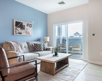 Landing Apartments West Windsor - Windsor - Living room