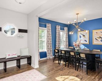 The Glenda! Sassy West Glen Home + Garage + Tvs + Wifi + Electric Fireplace - West Des Moines - Dining room