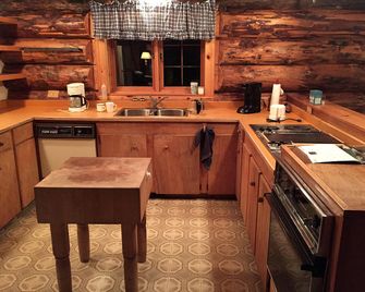 Delightful Family Log Cabin Rental with Lake Access near 70 Mile House, British Columbia - 100 Mile House - Küche