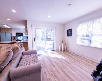 .6 Walk to Carmel Midtown (Palladium). Plus massage chair & purple mattress - Carmel - Living room