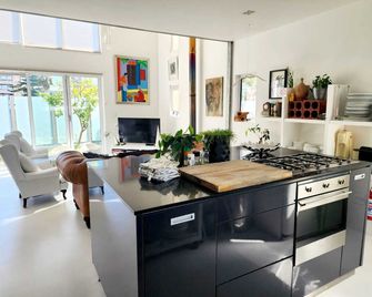 4 on Highworth Apartments and Studios - Cape Town - Kitchen
