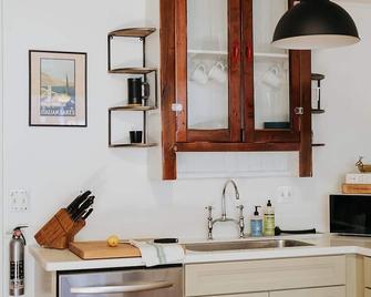 Wyatt's Saloon | Guest House 2 - Baltimore - Kitchen