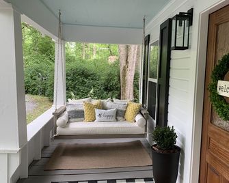 Renovated Cottage - Walk to Downtown Mentone - Mentone - Patio