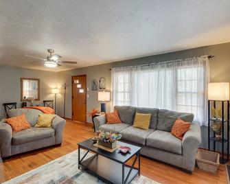 Missouri Escape with Furnished Patio, Near Downtown! - Nevada - Вітальня