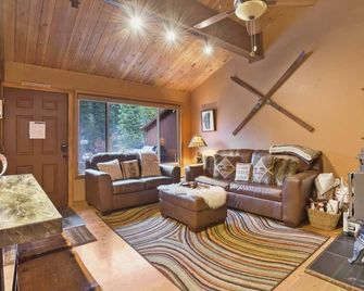 North Lake Tahoe Alpine Retreat 5 Min to Skiing - Alpine Meadows - Living room