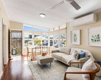 Light & Bright! 3 Bedroom Cottage, East Toowoomba! - Toowoomba - Living room