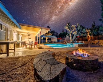 1/2 Acre Epic Pool and Spa 2 King Beds Bunk with 2 Queens - Yucca Valley - Bazén