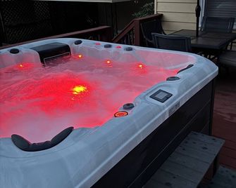 Downtown Russellville Home with Hot Tub - Russellville