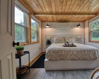 The Cataloochee Tiny Home on the Pigeon River - Cosby - Bedroom