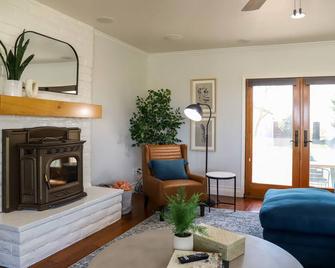 Holiday Modern Pet-Friendly Farmhouse, Pool,\nGames, Sleeps 8, 3/2 w/Basement - Parlier - Obývací pokoj